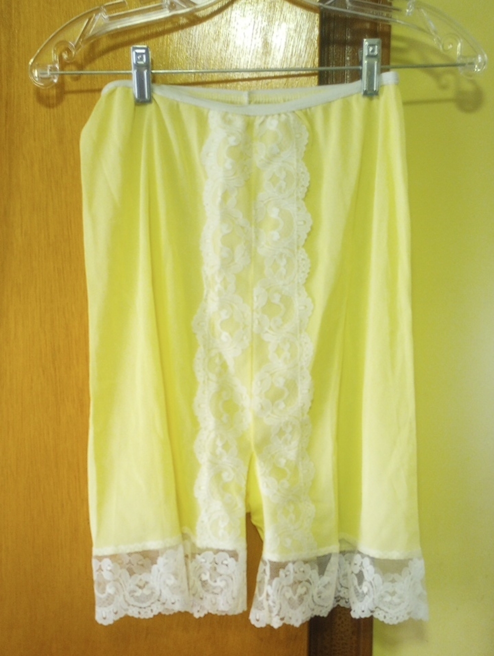Vintage Pastel Yellow Nylon Divided Half Slip w/ White Floral Lace. Medium?